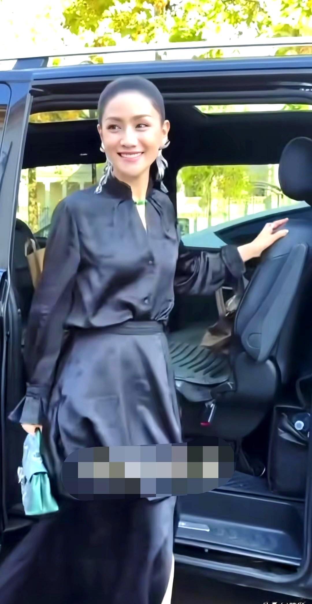 看完巴黎时装周这两位女演员的生图，突然就不容貌焦虑了。50岁的胡可穿了身黑色中式裙装，搭配一条玉饰项