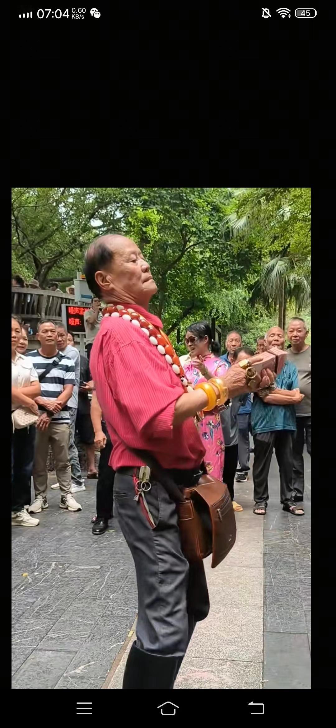 这个广西老者整天拿着一大叠钱在公园里悬耀，看着太让人恶心了！你悬耀钱想表达什么？