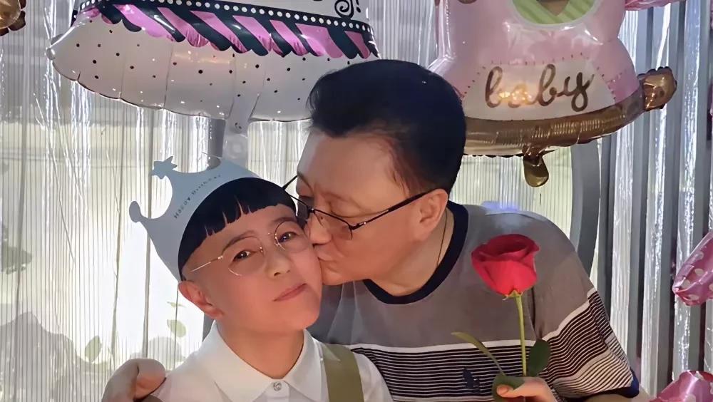 金龟子母亲节索吻成功！老公王宁一手持玫瑰花，一手搂妻子的肩，香吻直接贴在了金龟子