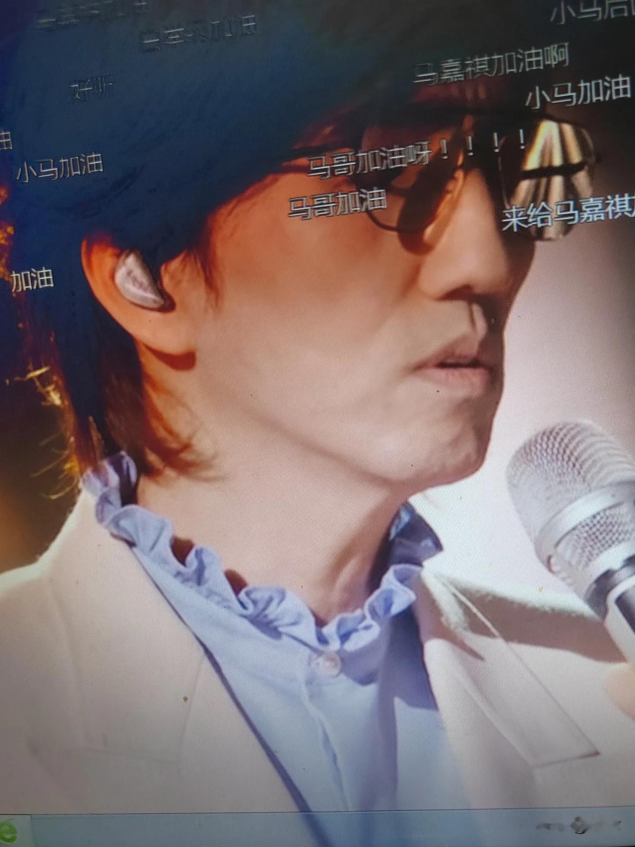 两期直播下来，《2025歌手》舞台其实就只有两类歌手，一类是单依纯；另一类是其他