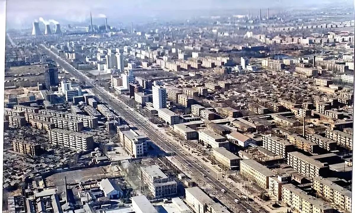 保定四里营房舍建筑方位奇特保定东风路先进卫生科西边的铁路四里营房舍挺有意思，建