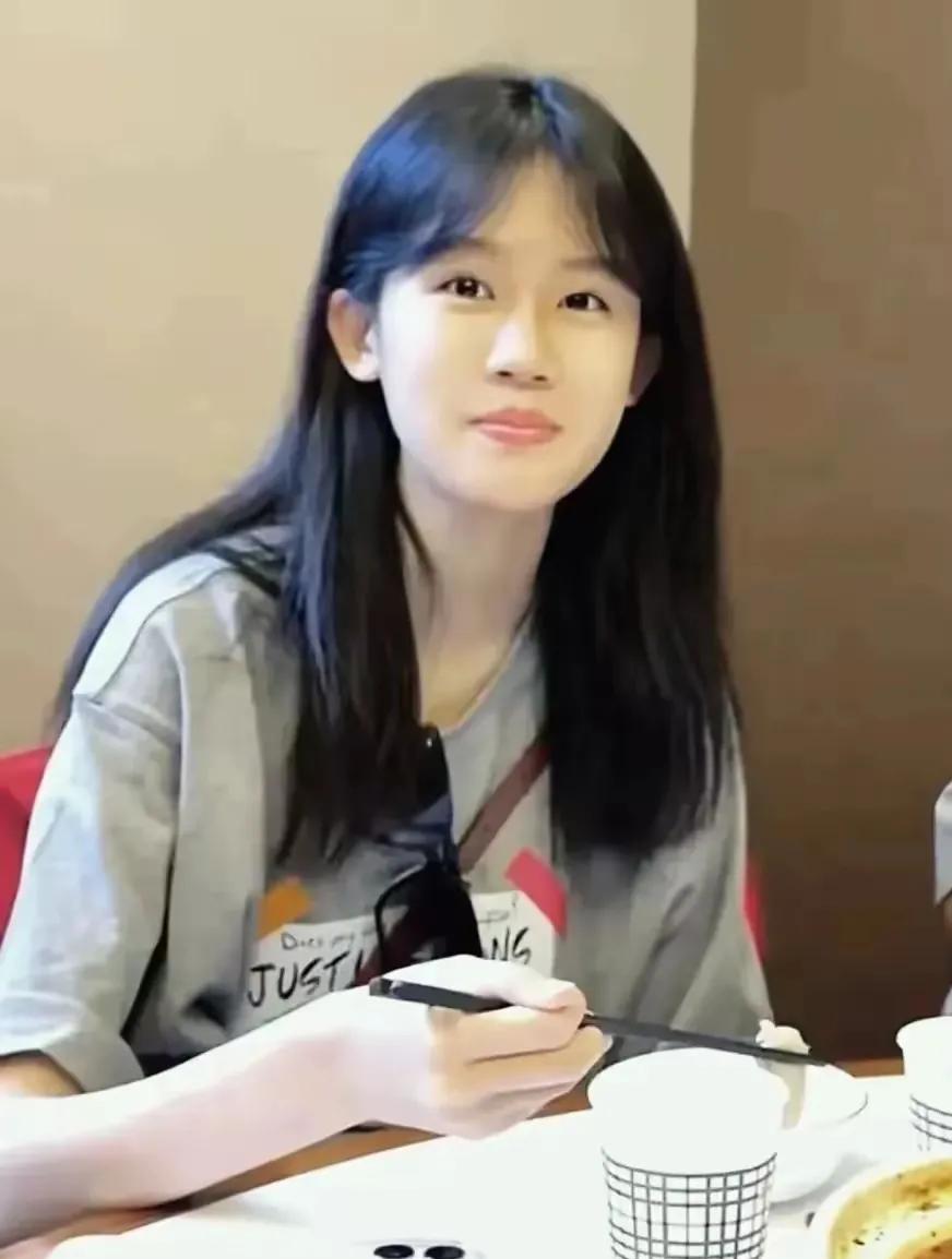 陆毅女儿长的像谁，像爸爸还是像妈妈呢，你们觉得长的如何，漂亮吗？