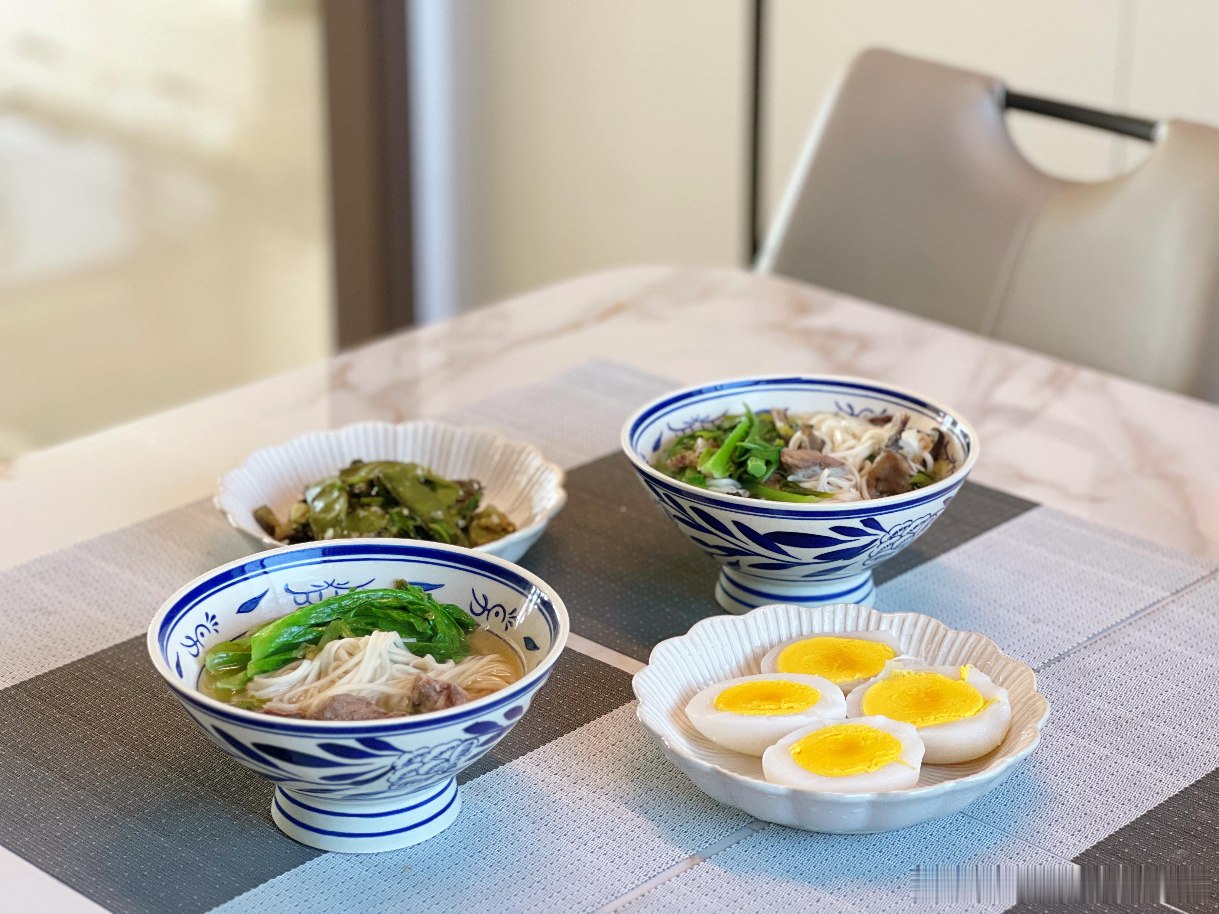 早餐蔬菜骨汤面、煮鹅蛋、拌小菜。早安～​​​