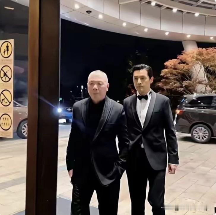 这张照片里，冯小刚和胡歌走在一起，两人之间明显留着一点距离。胡歌虽然已经是顶