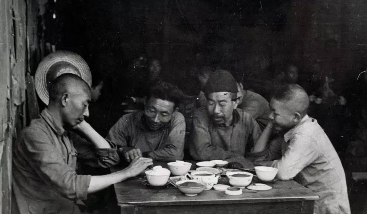 上世纪60年代，醉酒的养父翁清河，跑到女儿杨月花家里，讲：“你以后要到北京了，日