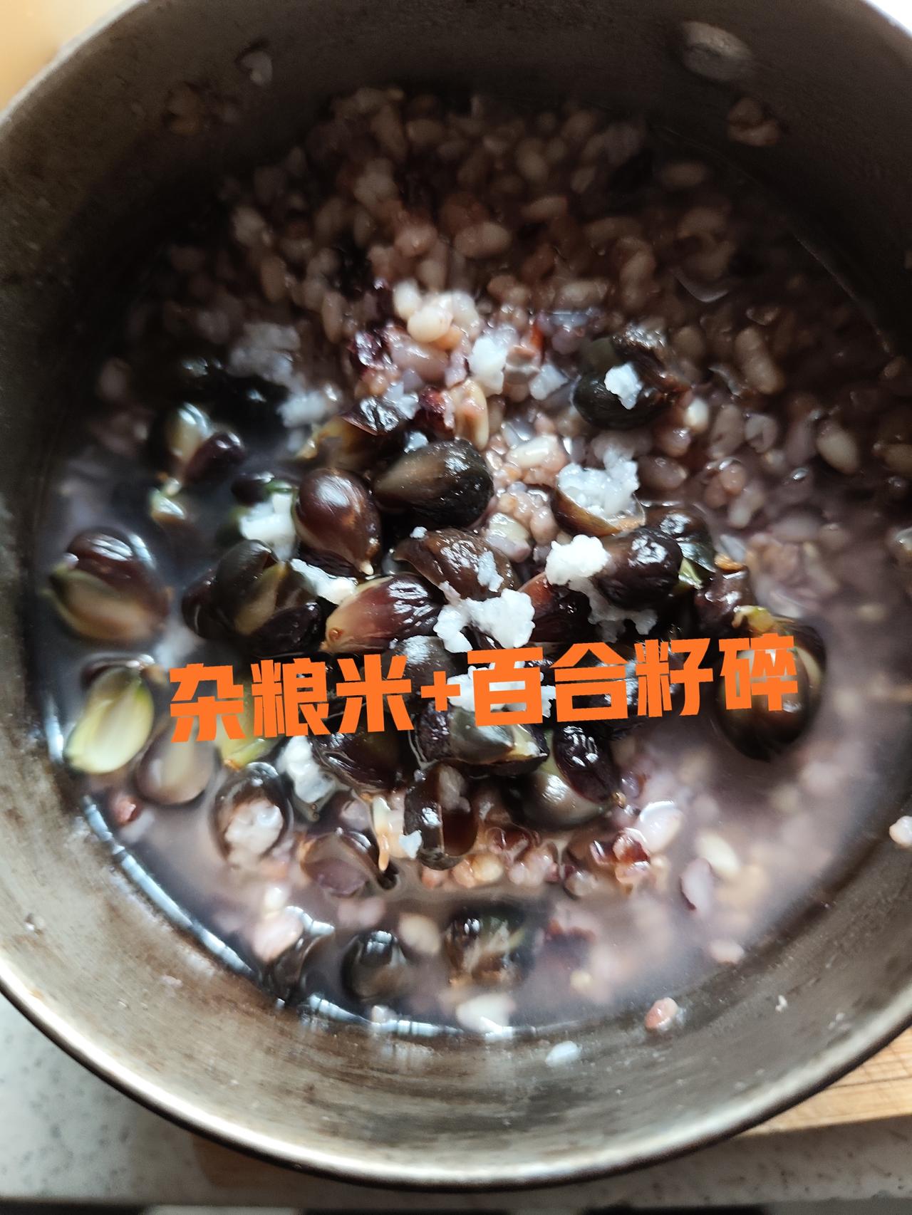 我的特色饼你想不到?混合杂粮（煮烂的)两条羹，两条羹百合籽碎、三条羹面粉、一条