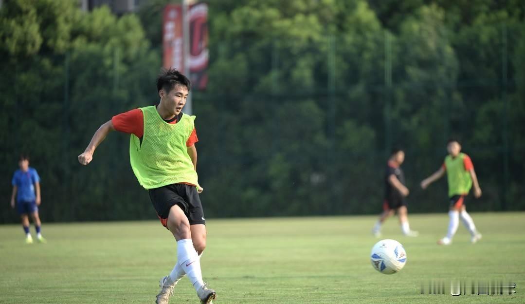 中超联赛夏窗6月18日正式开启，据《足球报》报道，17岁帅惟浩即将和成都蓉城再次