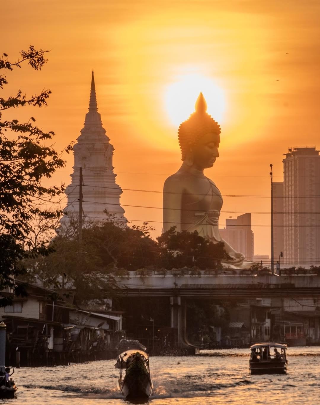 摄影作品赏析。这是一张完成度很高、主题明确的城市—宗教风景摄影作品，有三个优点