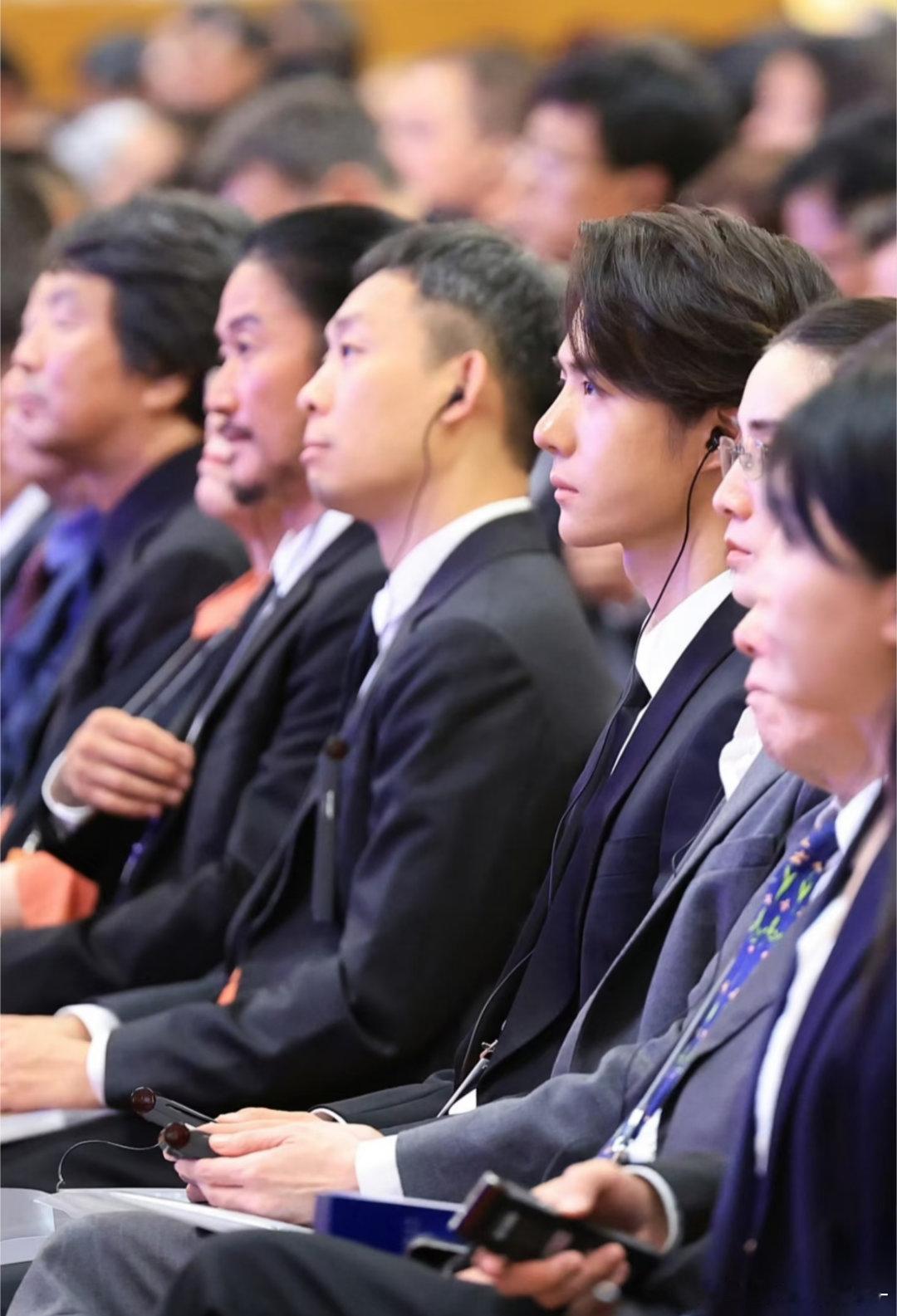 王一博的鼻子好挺会不会把肖战磨的不行🥵🥵​​​