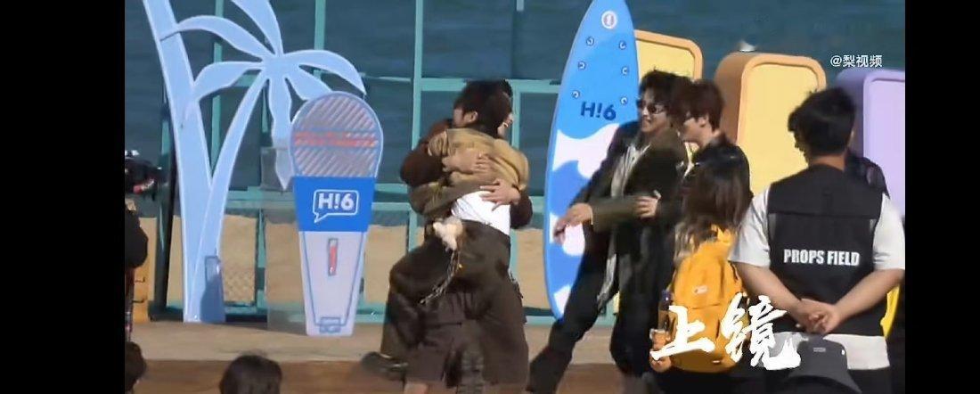 何炅挂在王鹤棣身上何老师腿都挂上了，他太爱太宠溺棣的了