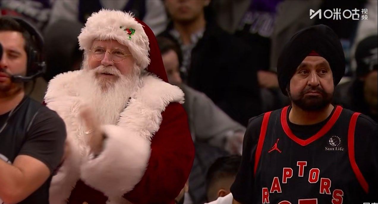 这个镜头是故意安排的吧～～故意让他跟圣诞老人坐一块新赛季篮不住