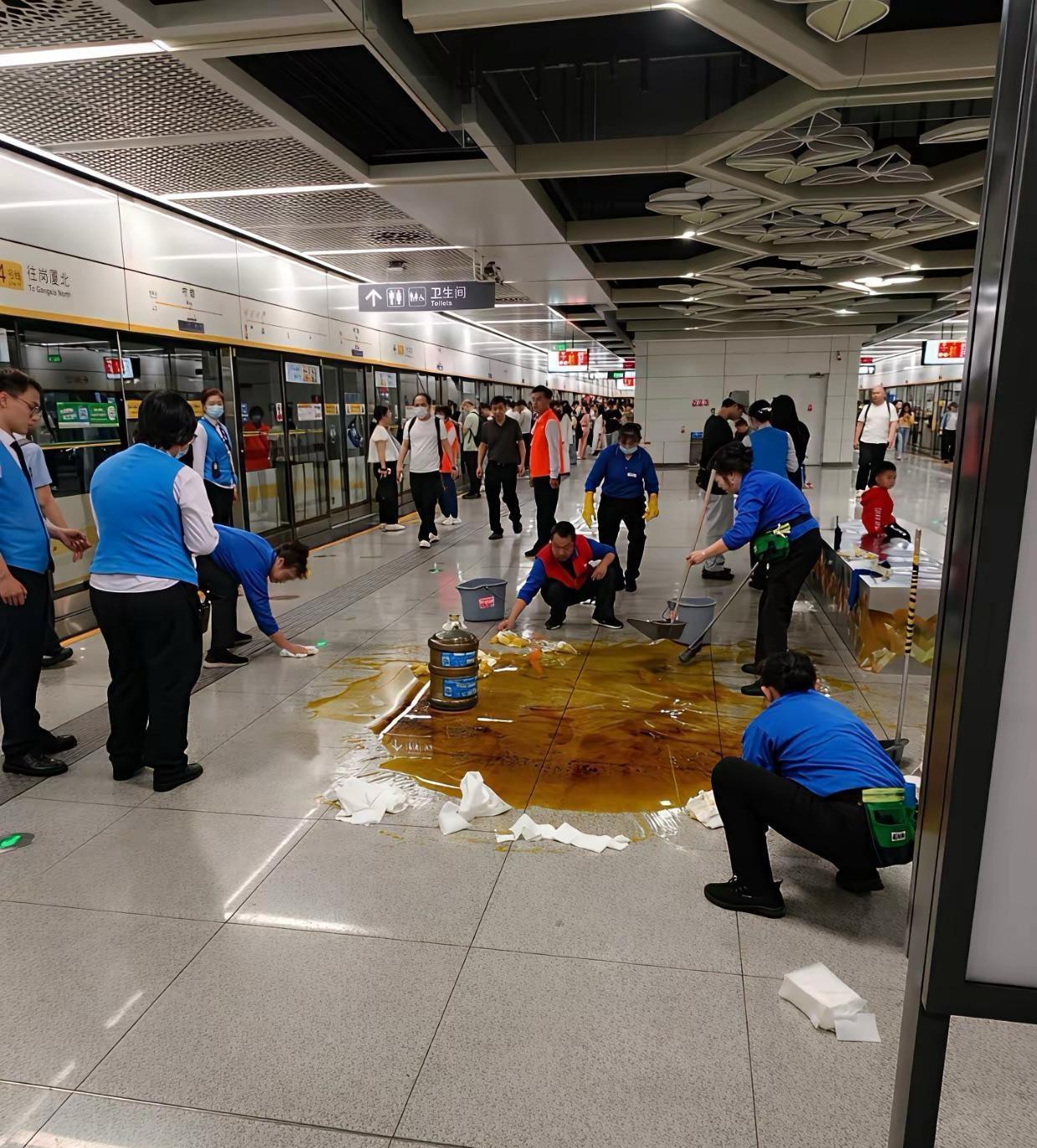 我只能说地铁中的保洁员天是不是都要塌了！