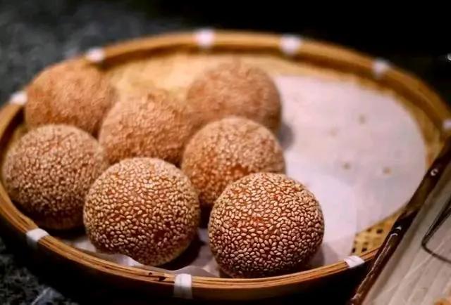生活中总是有爱占便宜的人。早上排队买早餐时，一位中年妇女在前面买了10元钱的面食