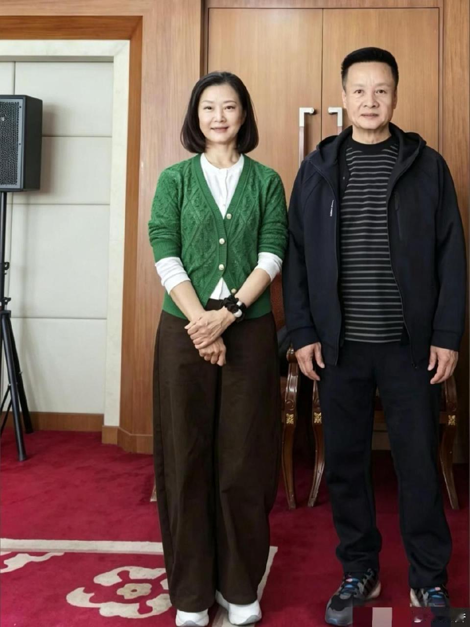 宋祖英近照，昔日辣妹子居然变成了慈祥奶奶，岁月匆匆催人老，她也是人生赢家了。​
