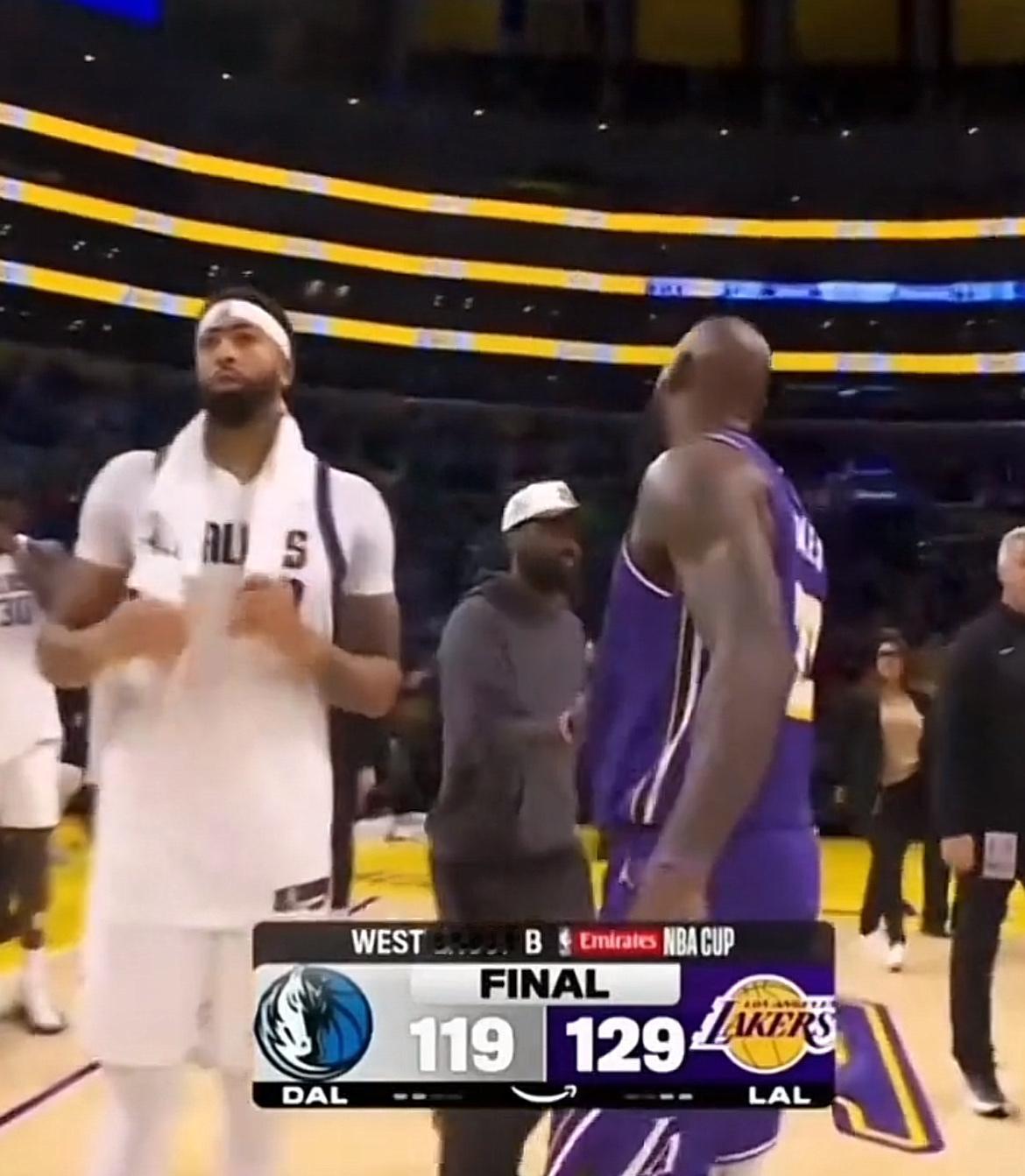 老詹碰一鼻子灰，浓眉拒绝原谅！比赛结束后，詹姆斯一直在寻找机会与浓眉拥抱，老詹这