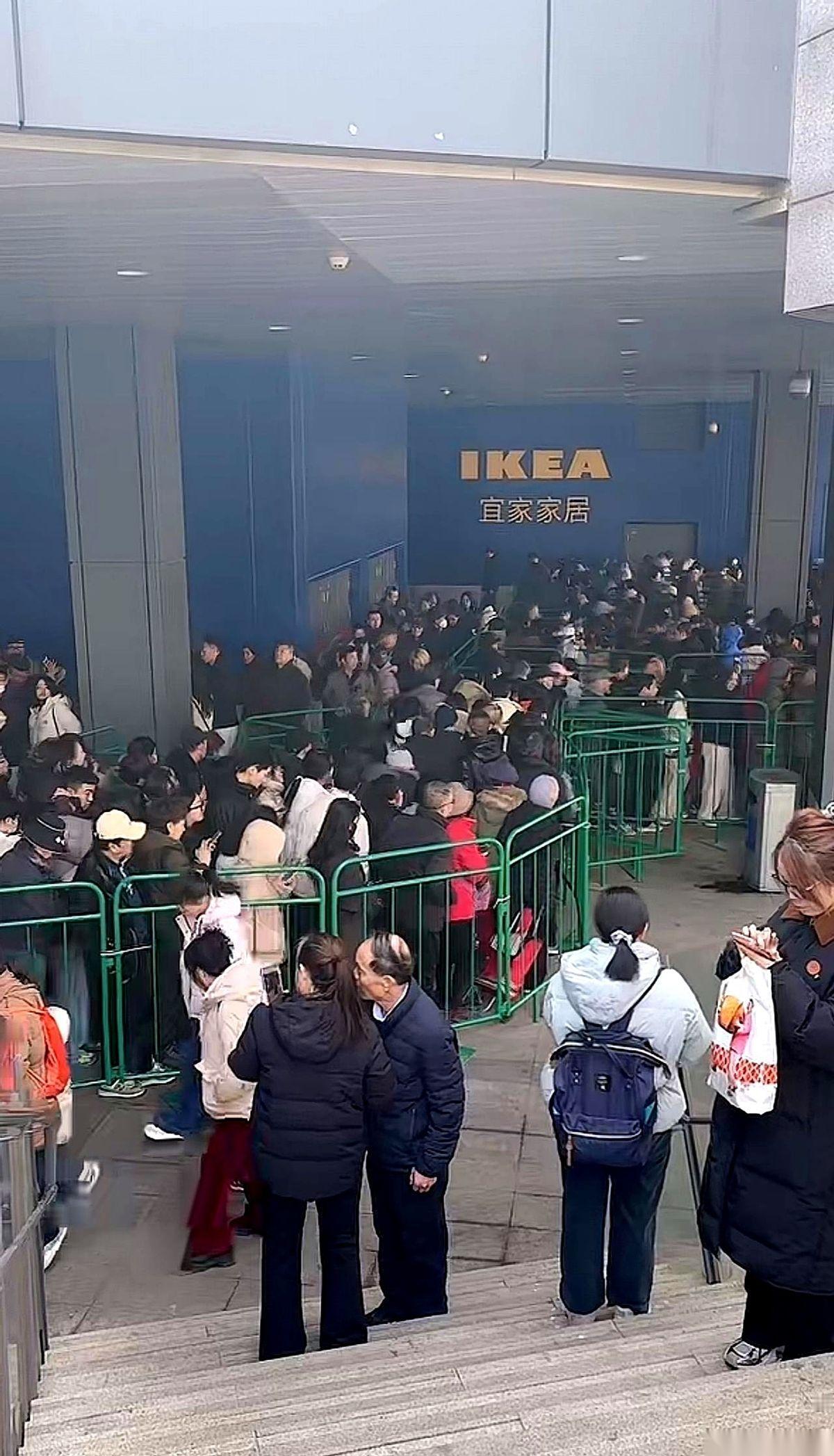 天津宜家这最后一波，简直是把过去十年没来过的人，全都给喊回来了。乌泱乌泱的，比