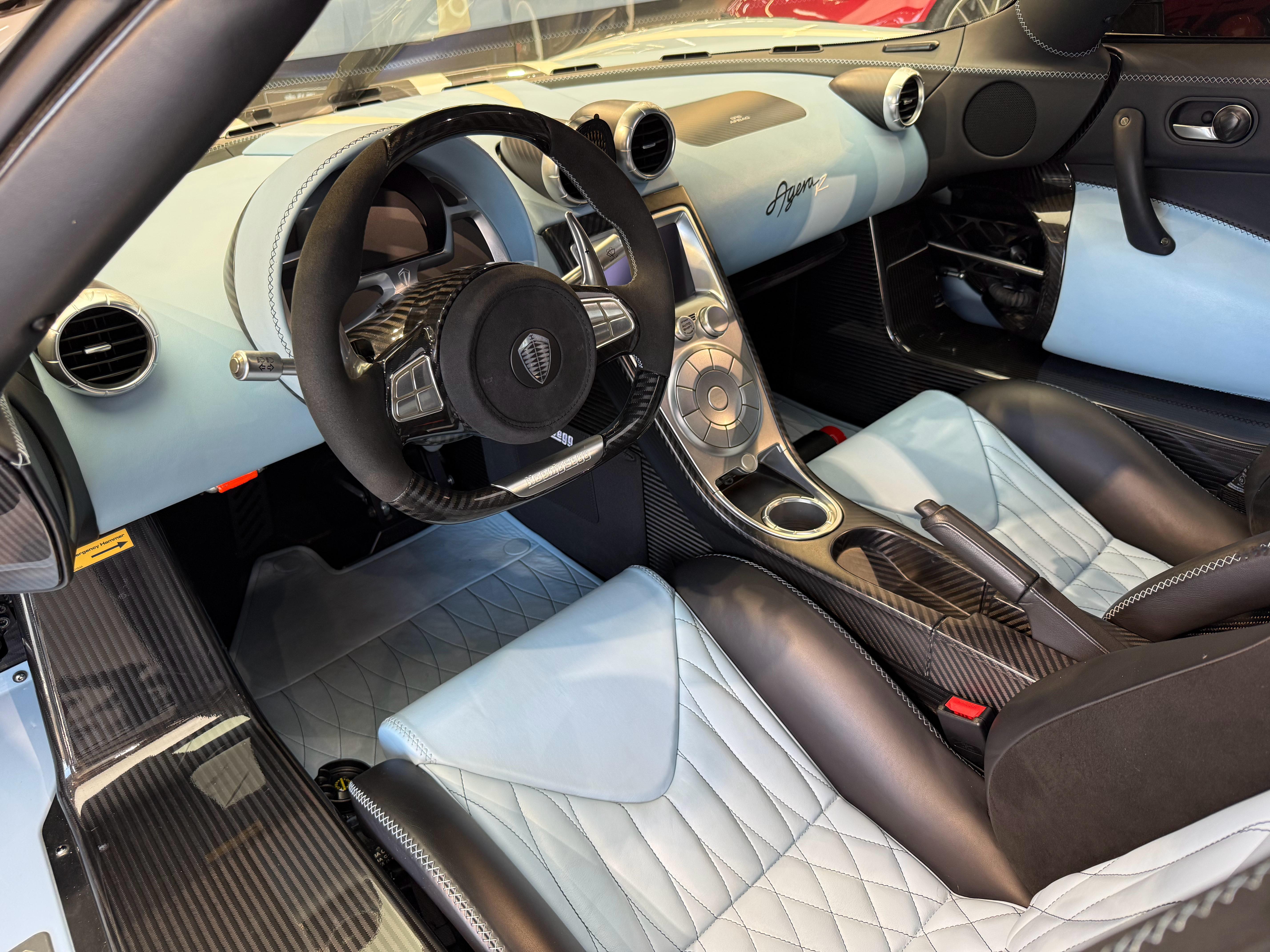 给你开一天、你会选择哪一台？1:柯尼塞格AgeraR2:阿斯顿马丁Valhal