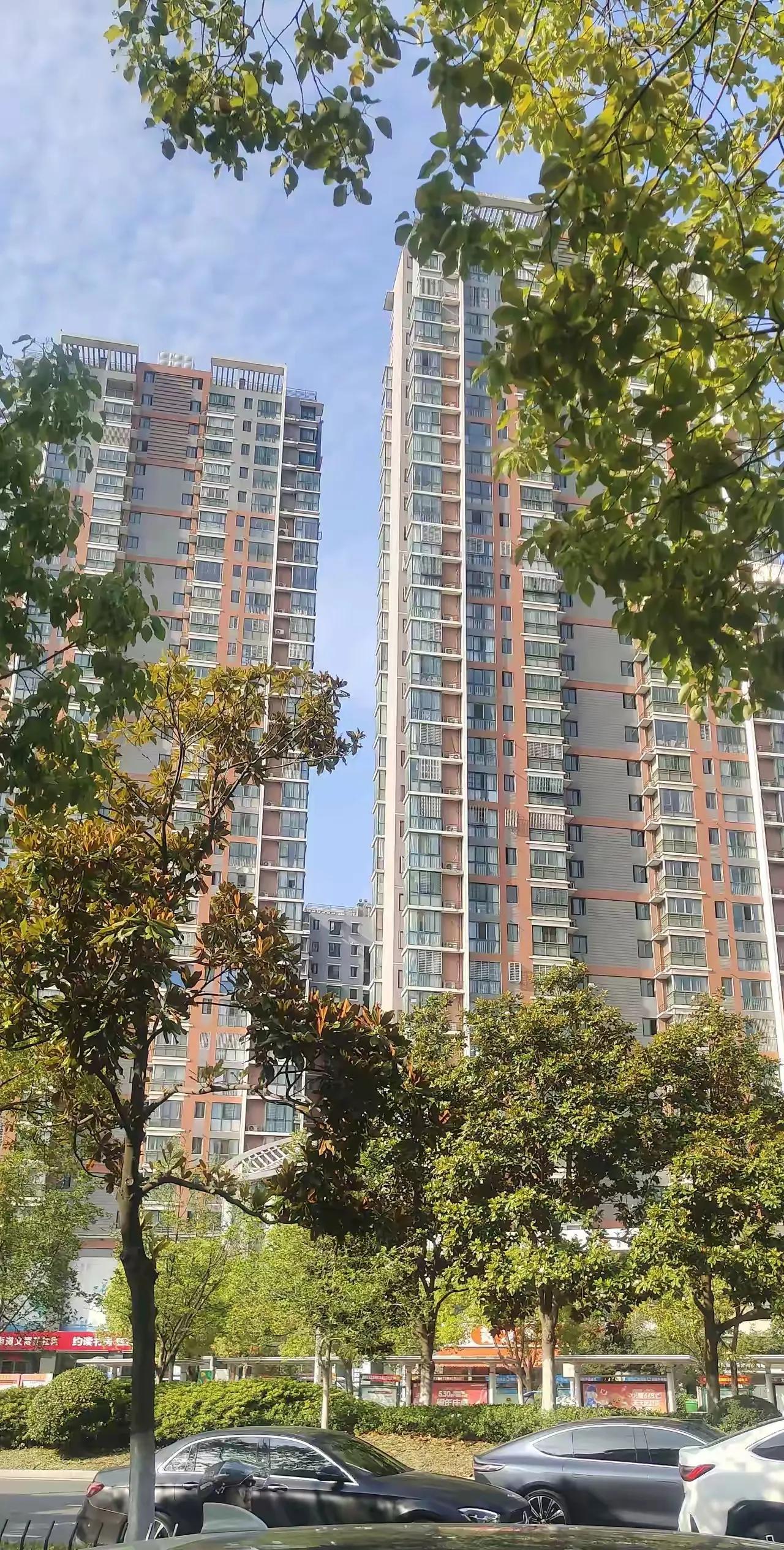 今年的高考氛围和往年不一样了，今早去超市买东西，在路上听到两个女的谈话，其中一个
