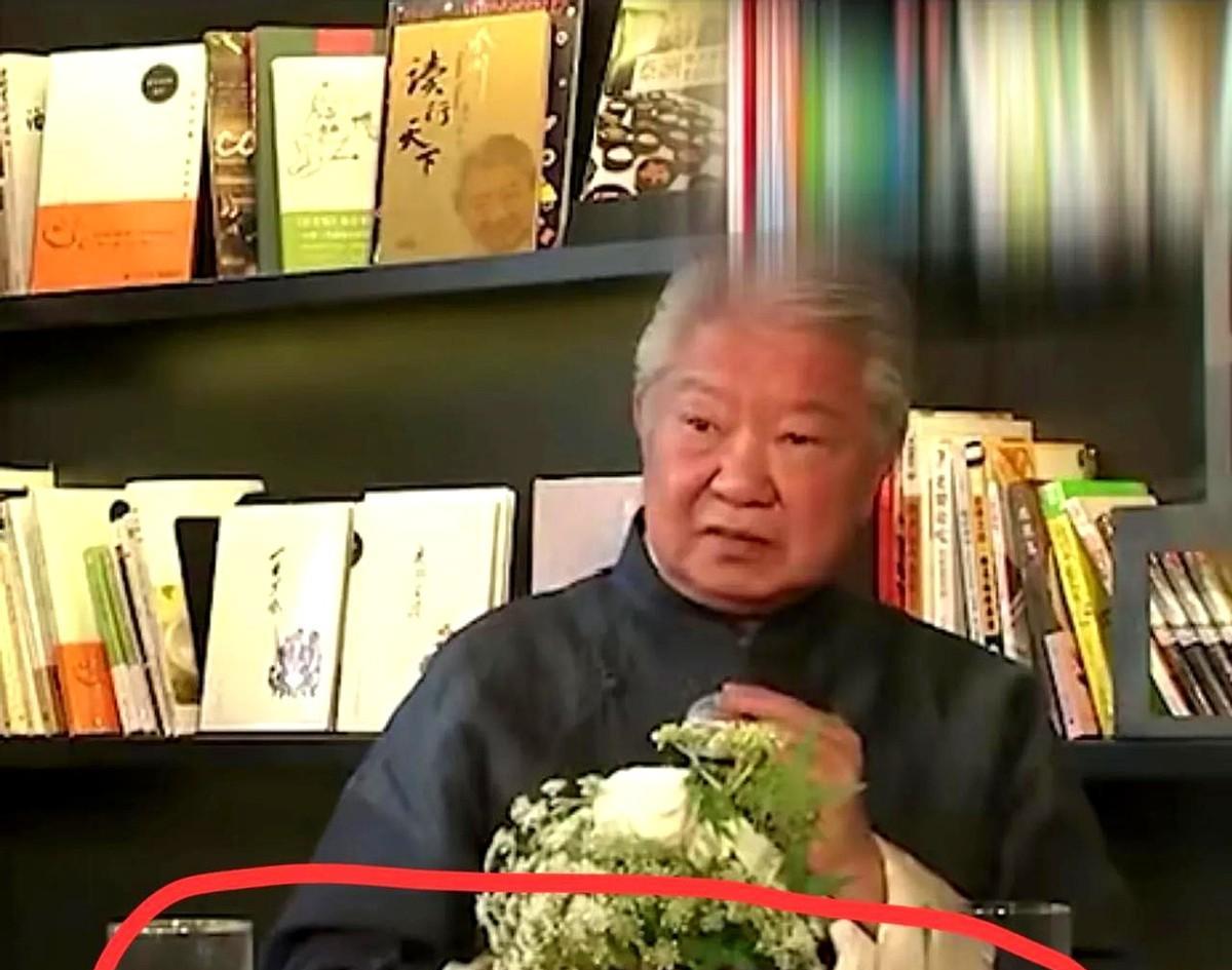直到与金庸齐名的蔡澜离世，才知道蔡澜和成龙的渊源有多深，当年成龙受到香港hei社