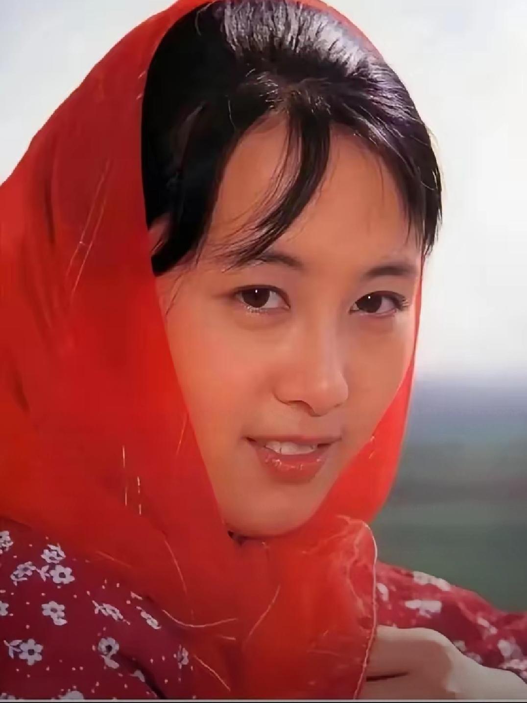 1986年5月，北京文体明星联谊会上，江嘉良（乒乓球世界冠军）对吴玉芳（凭借电影