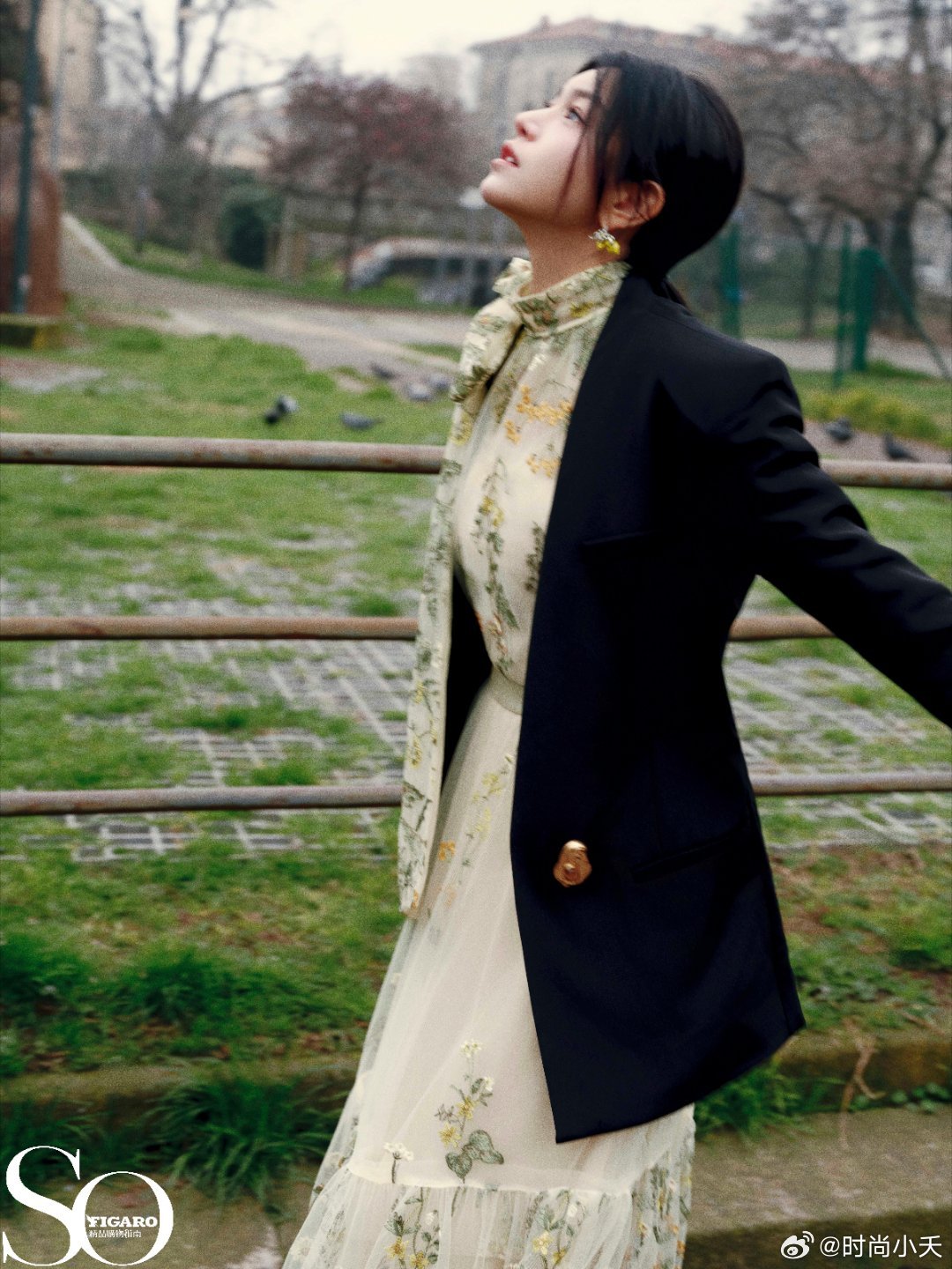 陈妍希现身SARAWONG2026秋冬系列秀场。陈妍希利落黑西装碰撞繁花刺绣长