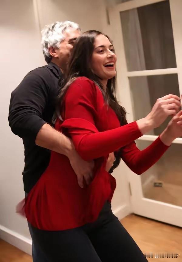 爱泼斯坦和女友的这张照片，今天是第一次看到，从照片拍摄的角度看，像是随意拍摄的，