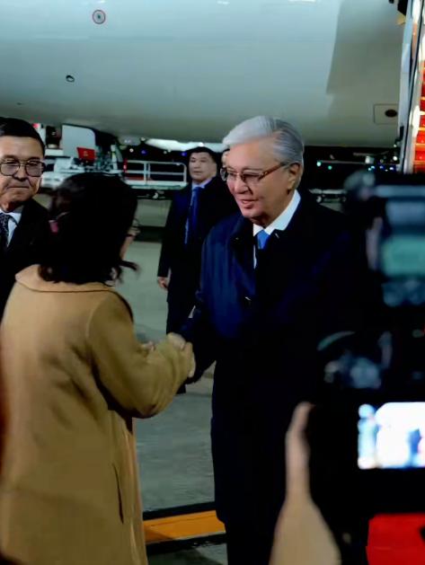 没安好心！12月17日，哈萨克斯坦总统托卡耶夫抵达日本。12月18日，将分别与日