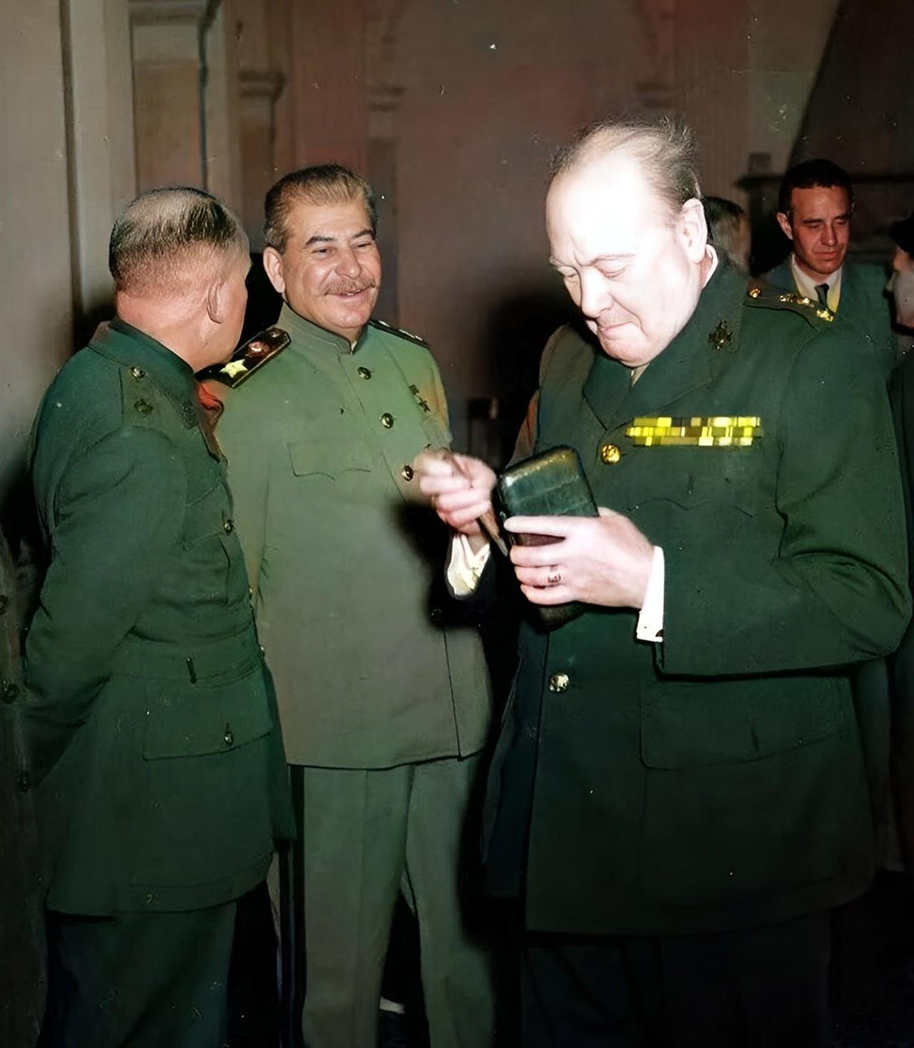 1945年的雅尔塔，会议室里的空气比窗外的克里米亚寒风还要紧张。丘吉尔突然从