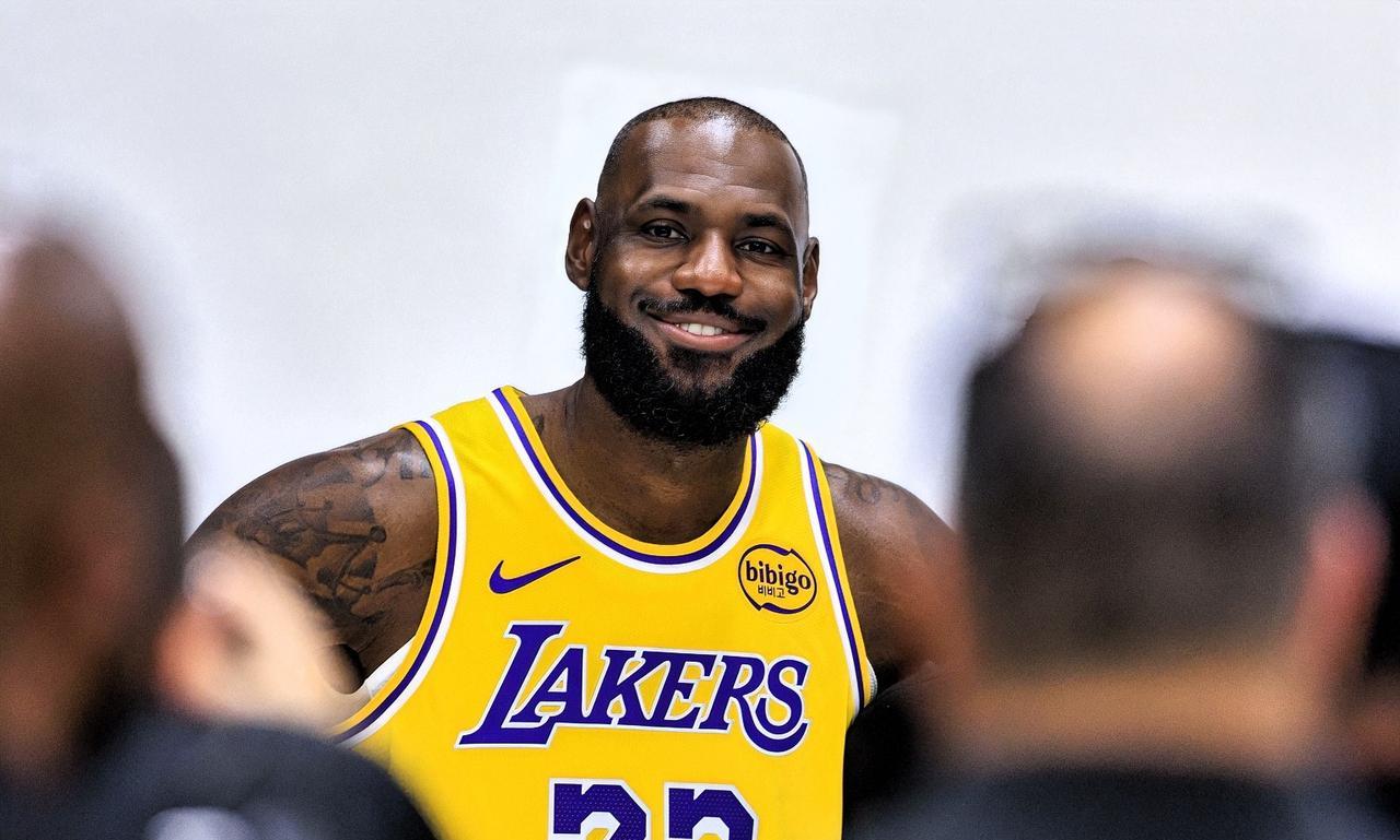 原来大家都误会詹姆斯了！在球队签下艾顿、斯玛特等球员后，詹姆斯与东契奇、里夫斯