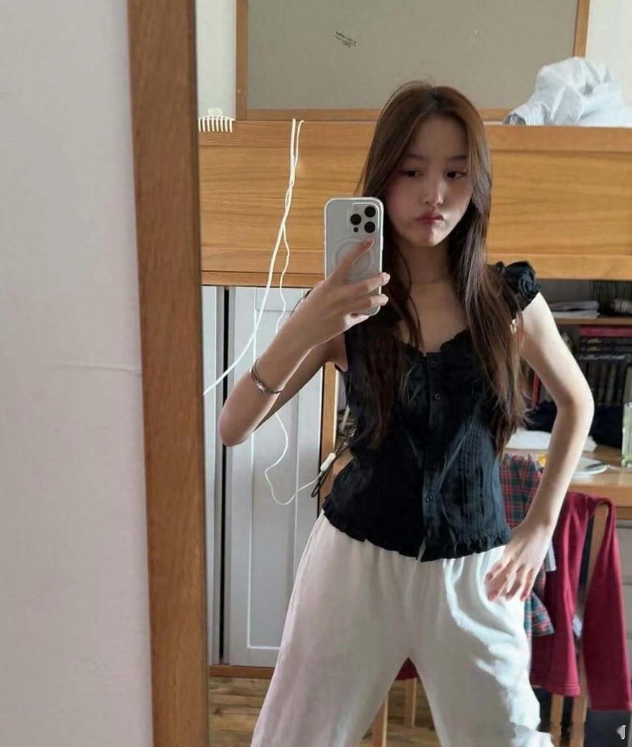 赵小燕子女儿国内账号已被证实，舅舅赵健留言，小四月衣服不到千元5月7日，有网友曝