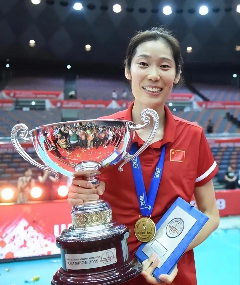 现在的朱婷：享受3方“宠溺”！主教练桑塔德利的宠溺：主教练对她，应该是