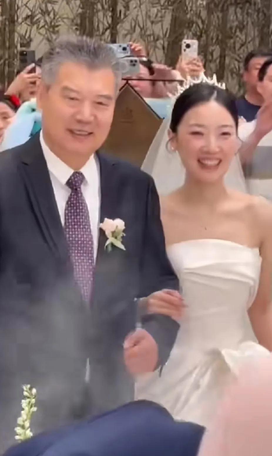 张怡宁也现身婚礼，“大魔王”同框，瞬间拉回国乒回忆杀！本以为能瞅见莎莎等熟悉身