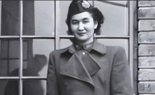 1940年，地下党康乃尔正在茶楼玩牌，一军统美女突然拍了拍他的肩膀，使了个眼色说