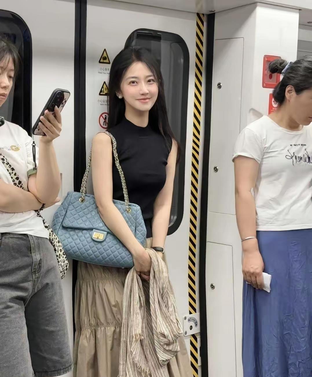 地铁上看到的一个颜值很高的女孩子，笑起来真的太好看了吧。