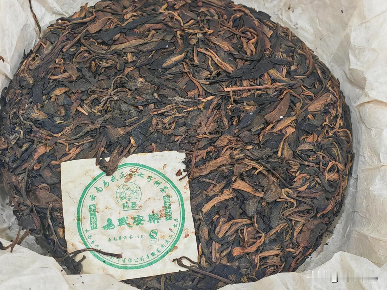 2003年的易武生普变这样！前几天与朋友茶叙，一老友带来私藏的的一饼2003年