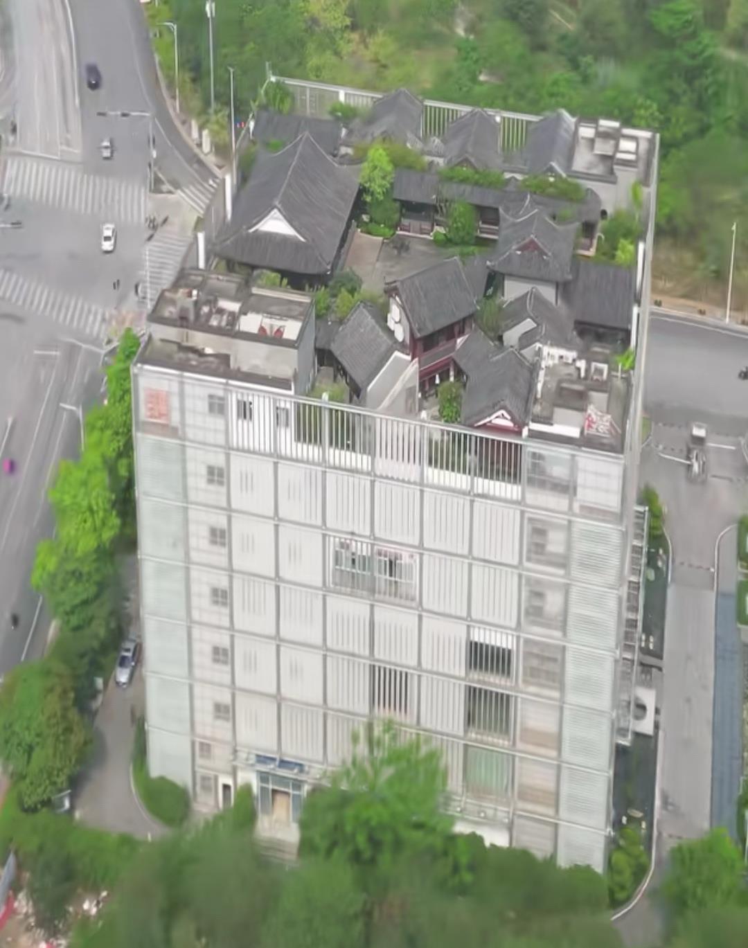楼上建楼，少见。