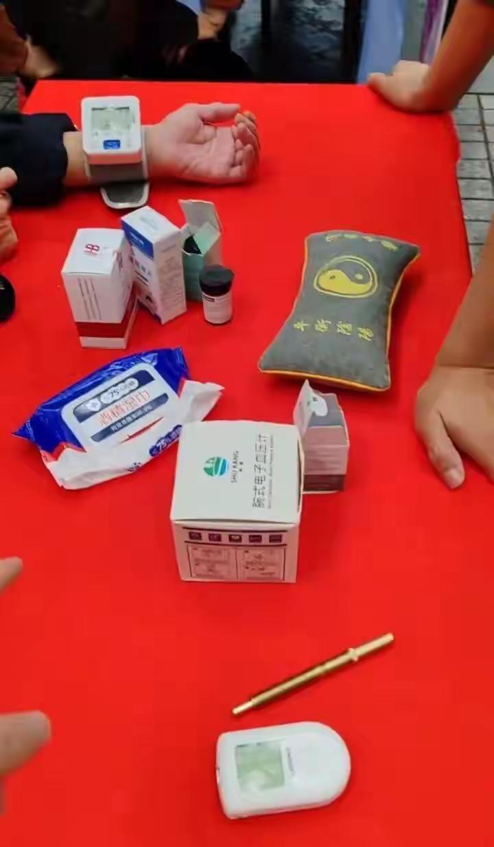 简直是恐怖故事！浙江杭州，一诊所在某小区开展公益义诊活动，很多老年人前来测血氧，