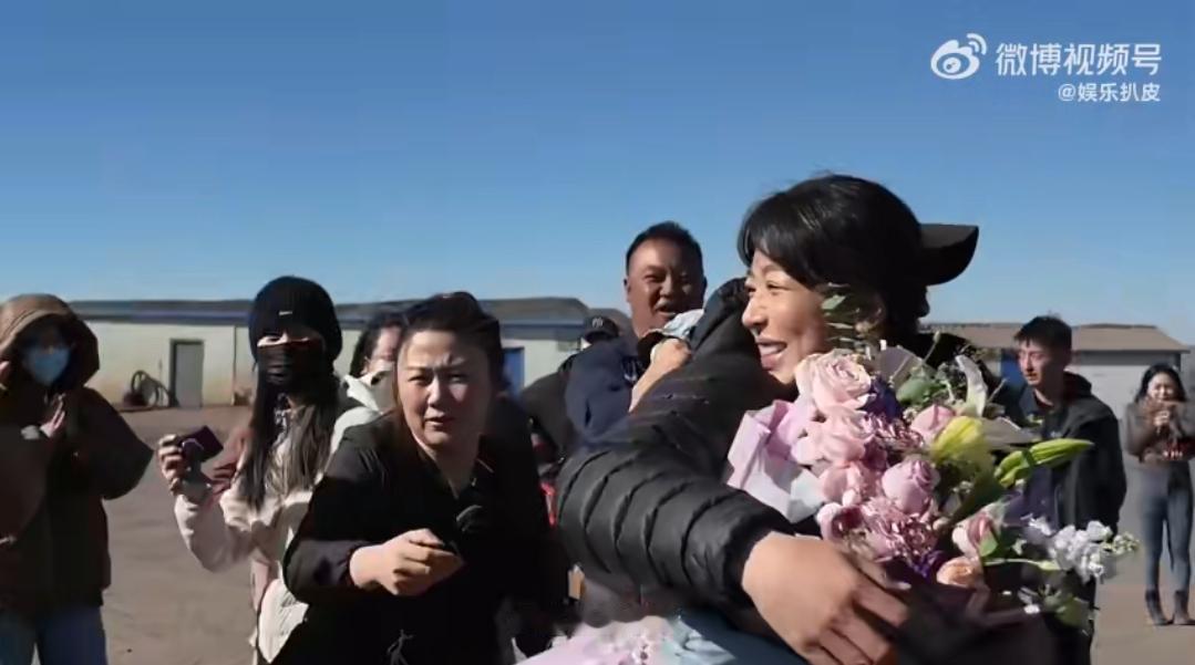 《生命树》杀青名场面：胡歌这句“了不起”，比剧先暖到我！谁看杨紫的《生命树