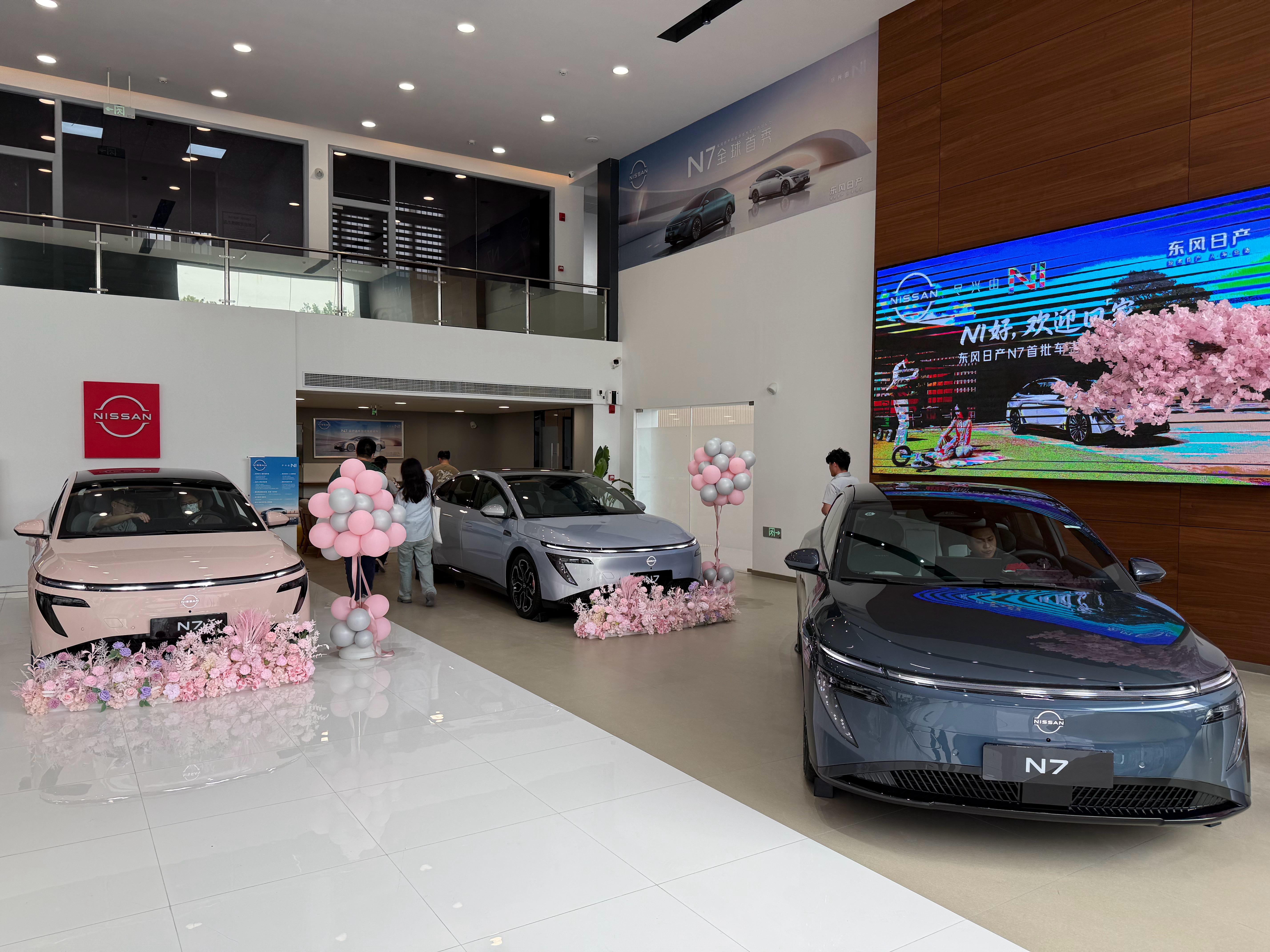 来提日产N7，门口两大板全是N7，展厅除了N7就是轩逸。这是真正的HeroCar