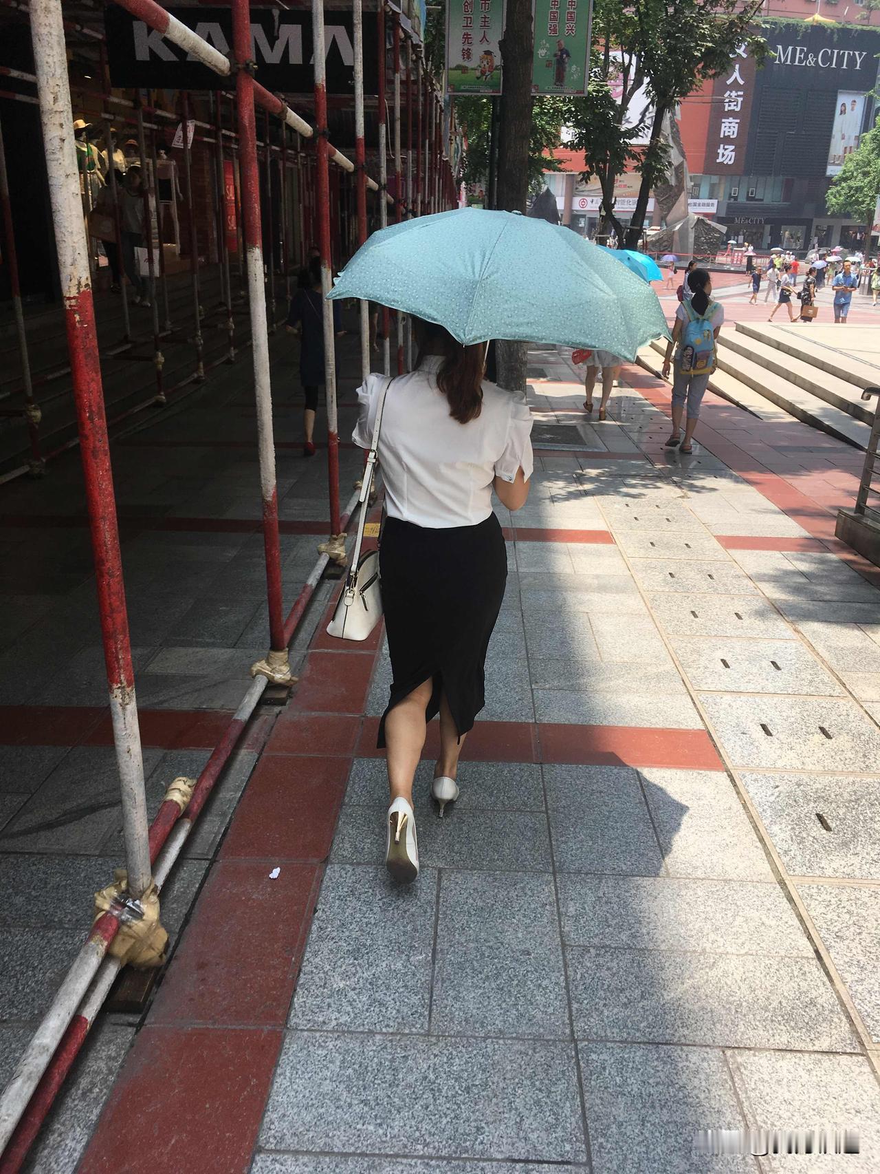 中年女人真有那么大的魅力吗?今天的这组背影照里，闺蜜白衬衫配黑一步裙，高跟鞋踩