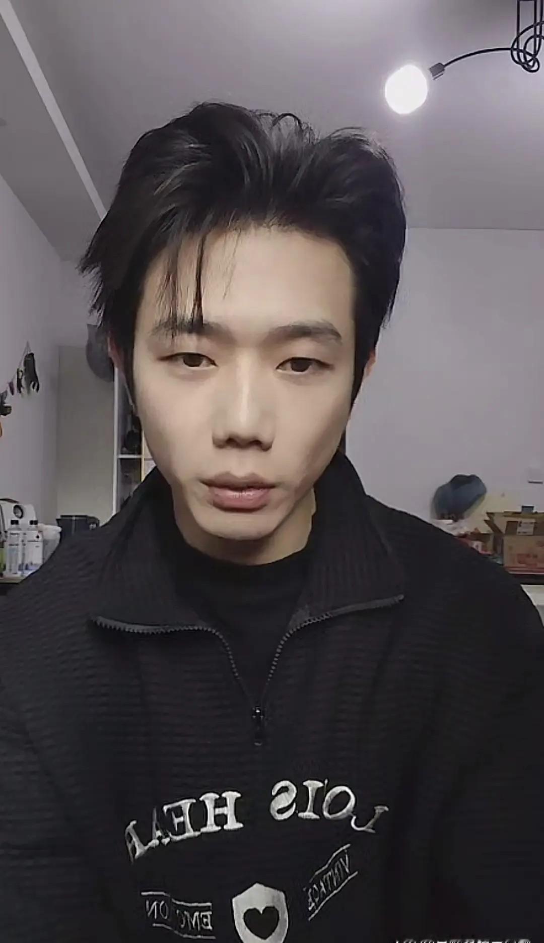 何连飞这波直播，堪称短剧圈的“塌房教科书”！前一秒还是《婚长地久》深情霸总，下