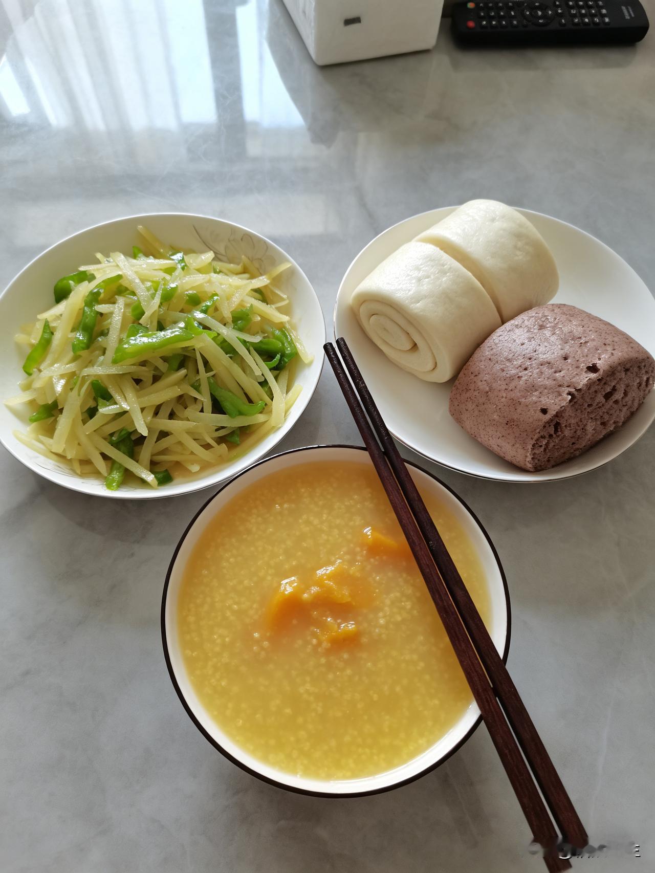 门口服装店好几天没开门了，就问了超市老板娘，老板娘说：脑梗，住院了。人这么脆