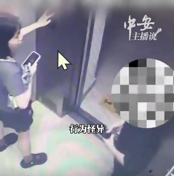 广东，年轻的独居女子十一点才回家，进入小区后感觉后面有个黑影，因为女子低头玩手机