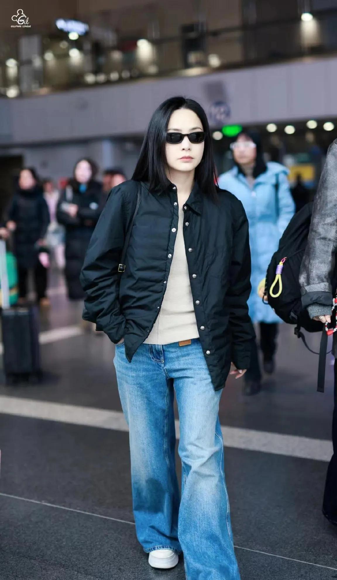 阿娇机场私服帅炸了！钟欣潼这套机场穿搭太有范～黑色轻薄棉服内搭米色打底，配