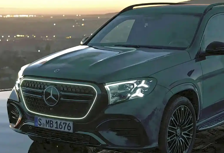 光格栅全新灯组造型，新款奔驰GLS造型提前曝光新款GLS前大灯组内部的三叉星徽