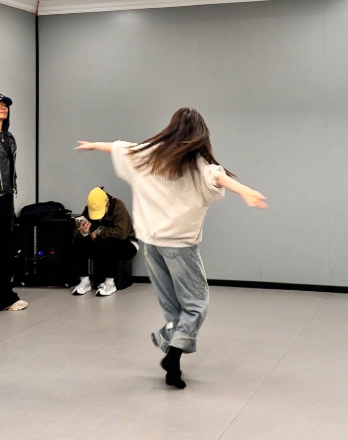 李小冉爱你老腿气质这么好还这么努力，为了舞台默默付出，真的很期待李小冉在舞台上