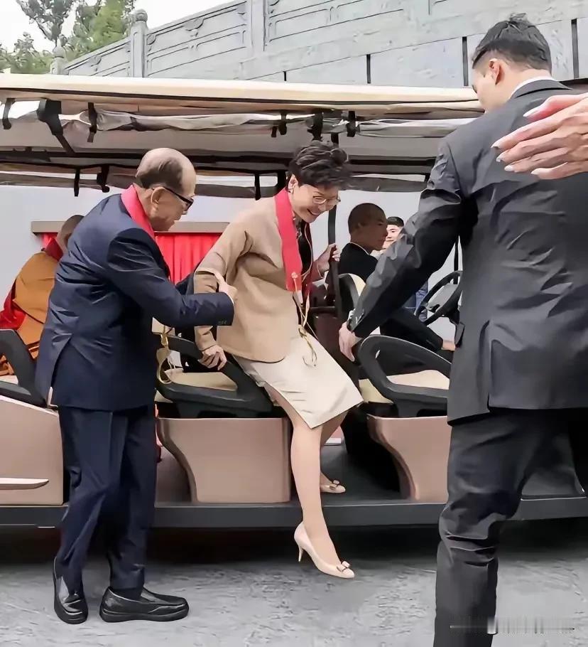 史上最经典的一幕：九十多岁的李首富，去搀扶六十岁的女特首下车！有网友说，这是李首