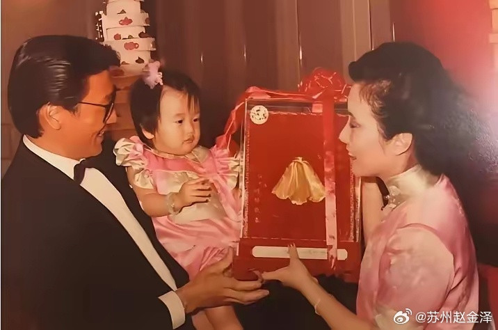 香港娱坛的“大姐大”汪明荃是谢婷婷的干妈，这干妈不是随随便便说的，而是在谢婷婷1