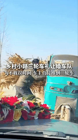 不愧是山东人！山东一男子拉玉米秸秆回家，遇到一队婚车，新郎本以为遇到麻烦了，不料