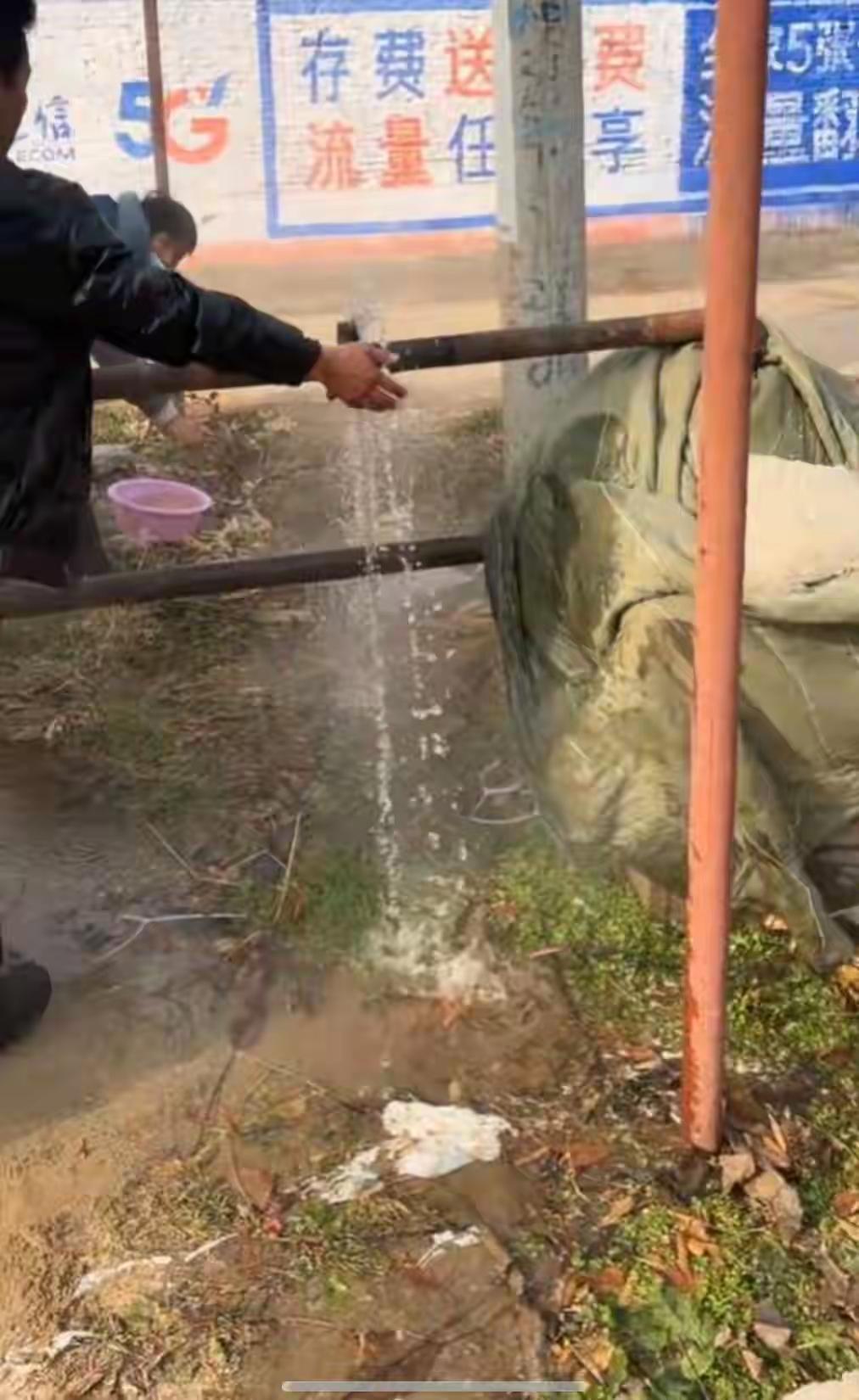 咸阳一村深井内突现近60摄氏度热水，村支书：水井在前一天突然没水，再抽就出来热水